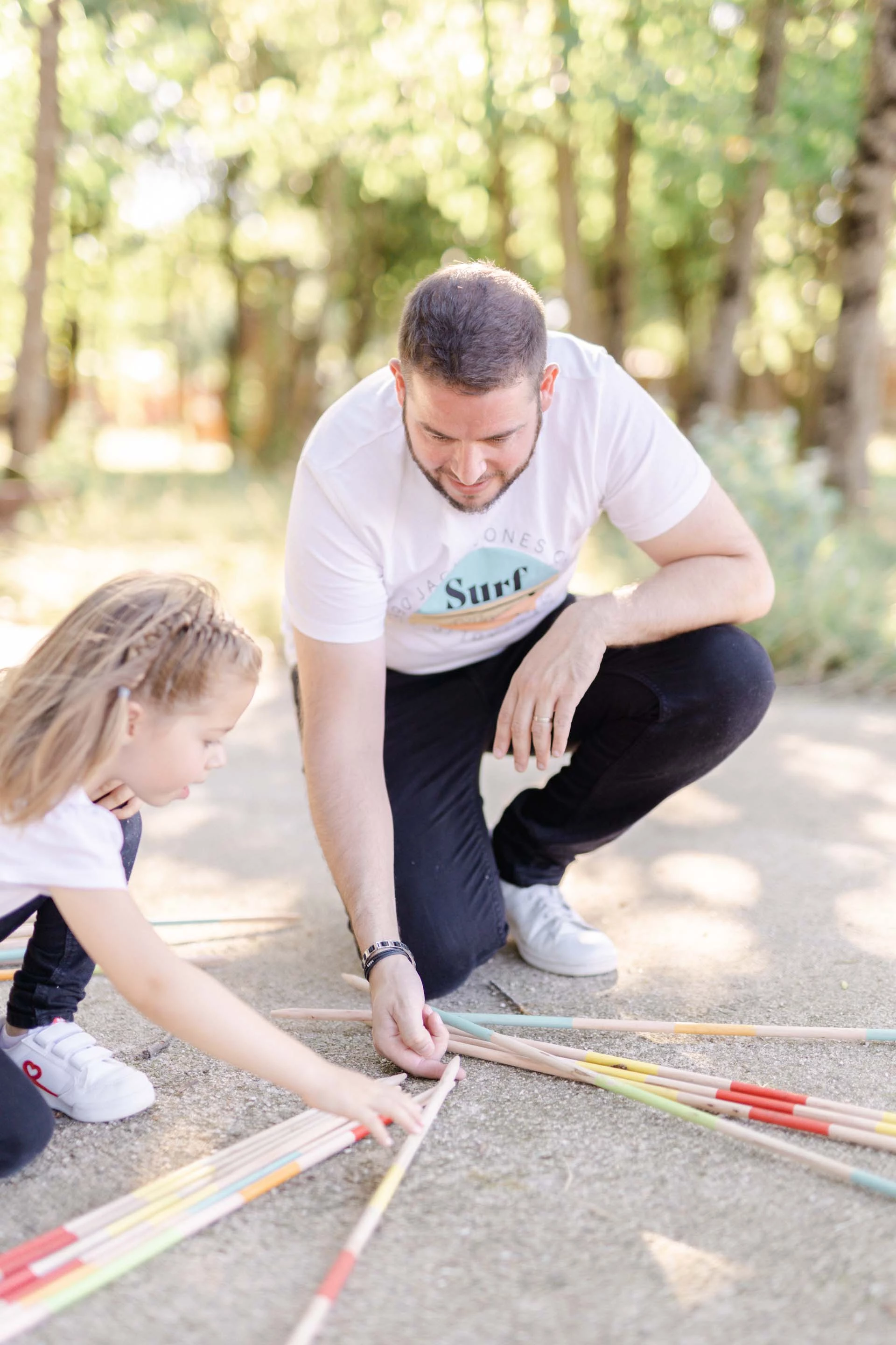 poignet bonheur enfant jouer gris
